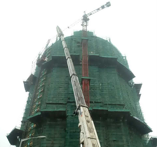 无棣吊车在工地上作业